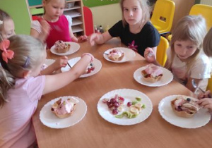 Dzieci wykonują deser lodowo- owocowy.